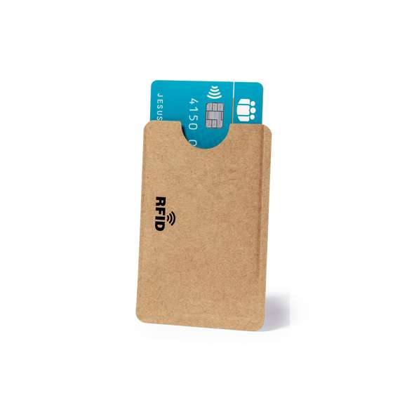 Tarjetero de línea nature fabricado en papel reciclado con interior en aluminio. Tecnología de seguridad RFID (Identificación por Radio Frecuencia) que mantiene seguros tus dispositivos de transmisión de identidad. Con muesca para fácil acceso a la tarjeta.