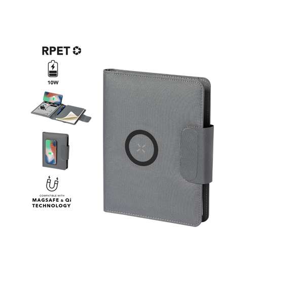 Carpeta/bloc multifunción fabricada en poliéster 300D RPET, elaborado a partir de plástico reciclado, para así fomentar la reutilización de residuos plásticos y ayudar a la sostenibilidad del planeta. Con cierre magnético y etiqueta interior con distintivo RPET.  Incluye cargador inalámbrico 10W integrado en portada, con fijación magnética para poder usar el dispositivo mientras se produce la carga del mismo e incluyendo anillo adhesivo, válido para todos los dispositivos con tecnología Magsafe y Qi.  Batería integrada de 5.000 mAh de capacidad de carga, con puerto Tipo C de entrada/salida y LEDs indicadores de estado de carga, con cable incluido.  Interior con soporte para smartphone y multitud de compartimentos para tarjetas, incluidos soporte para bolígrafo y bloc A5 con 65 hojas de disposición a una raya.  Presentada en atractiva caja individual de diseño.  Las capacidades mostradas en todas nuestras baterías auxiliares externas son reales, incorporando todas ellas baterías de grado A y no recicladas, con una vida útil de al menos 500 ciclos de carga y según normativa CE. Además, están fabricadas conforme a los estándares RoHS y en cumplimiento con los siguientes requisitos de seguridad:  Sistema de protección contra sobrecarga del power bank. Sistema de protección contra descarga completa que proporciona una mayor durabilidad del power bank. Sistema de bloqueo para evitar cortocircuitos. Sistema de transferencia de carga constante, acorde con la capacidad del dispositivo de destino.