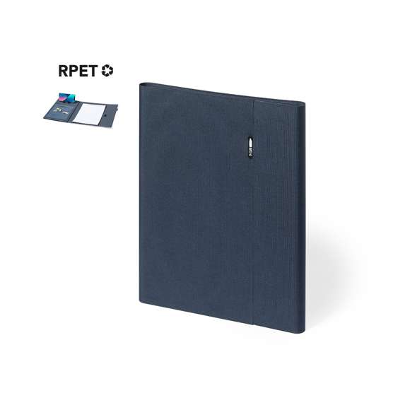  	Carpeta fabricada en poliéster 600D RPET, elaborado a partir de plástico reciclado, para así fomentar la reutilización de residuos plásticos y ayudar a la sostenibilidad del planeta. Con cierre magnético y distintivo RPET. Interior con soporte para smartphone y multitud de compartimentos para tarjetas, incluidos soporte para bolígrafo y bloc con 20 hojas de disposición a una raya. Presentada en atractiva caja individual de diseño y disponible en variada gama de colores.