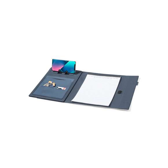  	Carpeta fabricada en poliéster 600D RPET, elaborado a partir de plástico reciclado, para así fomentar la reutilización de residuos plásticos y ayudar a la sostenibilidad del planeta. Con cierre magnético y distintivo RPET. Interior con soporte para smartphone y multitud de compartimentos para tarjetas, incluidos soporte para bolígrafo y bloc con 20 hojas de disposición a una raya. Presentada en atractiva caja individual de diseño y disponible en variada gama de colores.