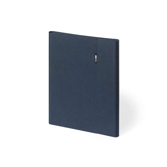  	Carpeta fabricada en poliéster 600D RPET, elaborado a partir de plástico reciclado, para así fomentar la reutilización de residuos plásticos y ayudar a la sostenibilidad del planeta. Con cierre magnético y distintivo RPET. Interior con soporte para smartphone y multitud de compartimentos para tarjetas, incluidos soporte para bolígrafo y bloc con 20 hojas de disposición a una raya. Presentada en atractiva caja individual de diseño y disponible en variada gama de colores.