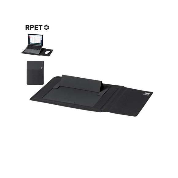 Funda de ordenador fabricada en poliéster 600D RPET, elaborado a partir de plástico reciclado, para así fomentar la reutilización de residuos plásticos y ayudar a la sostenibilidad del planeta. Con cierre magnético y distintivo RPET. Interior desplegable con alfombrilla para ratón y soporte inclinado para ordenador. Presentado en caja individual de diseño.