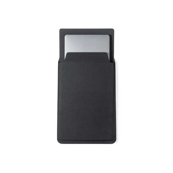 Funda de ordenador fabricada en poliéster 600D RPET, elaborado a partir de plástico reciclado, para así fomentar la reutilización de residuos plásticos y ayudar a la sostenibilidad del planeta. Con cierre magnético y distintivo RPET. Interior desplegable con alfombrilla para ratón y soporte inclinado para ordenador. Presentado en caja individual de diseño.