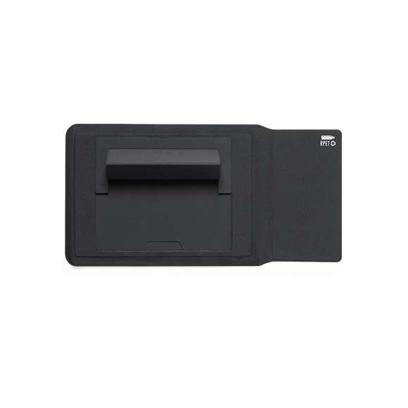Funda de ordenador fabricada en poliéster 600D RPET, elaborado a partir de plástico reciclado, para así fomentar la reutilización de residuos plásticos y ayudar a la sostenibilidad del planeta. Con cierre magnético y distintivo RPET. Interior desplegable con alfombrilla para ratón y soporte inclinado para ordenador. Presentado en caja individual de diseño.