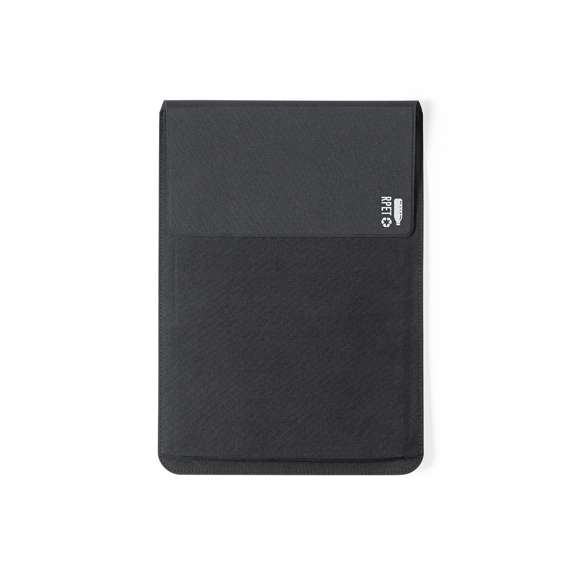 Funda de ordenador fabricada en poliéster 600D RPET, elaborado a partir de plástico reciclado, para así fomentar la reutilización de residuos plásticos y ayudar a la sostenibilidad del planeta. Con cierre magnético y distintivo RPET. Interior desplegable con alfombrilla para ratón y soporte inclinado para ordenador. Presentado en caja individual de diseño.