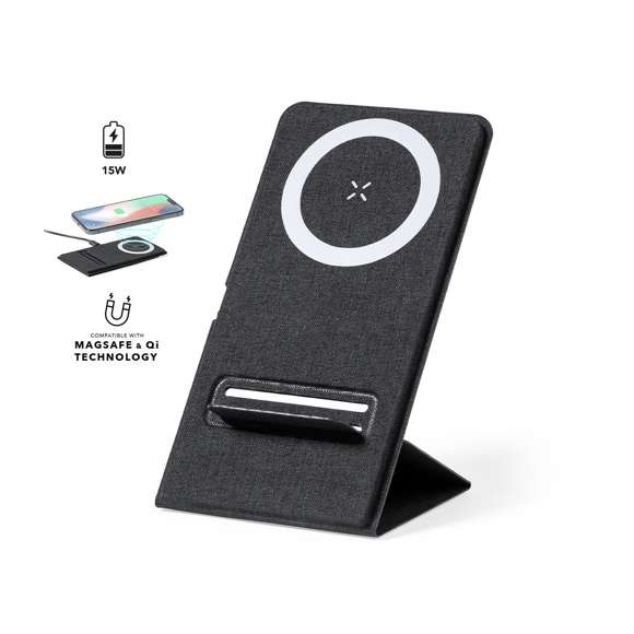 Cargador inalámbrico 15W. Fabricado en resistente poliéster 300D y con fijación magnética para poder usar el dispositivo mientras se produce la carga del mismo e incluyendo anillo adhesivo. Válido para todos los dispositivos con tecnología Magsafe y Qi. Plegado de pequeño tamaño para fácil transporte y presentado en atractiva caja individual de diseño.