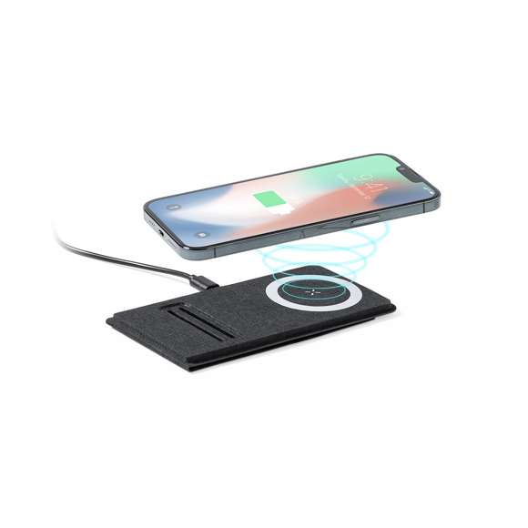 Cargador inalámbrico 15W. Fabricado en resistente poliéster 300D y con fijación magnética para poder usar el dispositivo mientras se produce la carga del mismo e incluyendo anillo adhesivo. Válido para todos los dispositivos con tecnología Magsafe y Qi. Plegado de pequeño tamaño para fácil transporte y presentado en atractiva caja individual de diseño.