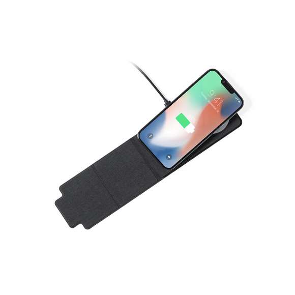 Cargador inalámbrico 15W. Fabricado en resistente poliéster 300D y con fijación magnética para poder usar el dispositivo mientras se produce la carga del mismo e incluyendo anillo adhesivo. Válido para todos los dispositivos con tecnología Magsafe y Qi. Plegado de pequeño tamaño para fácil transporte y presentado en atractiva caja individual de diseño.