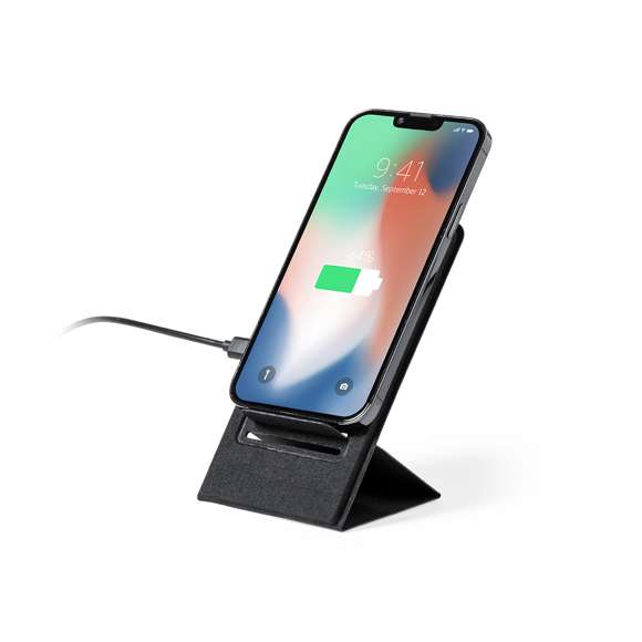 Cargador inalámbrico 15W. Fabricado en resistente poliéster 300D y con fijación magnética para poder usar el dispositivo mientras se produce la carga del mismo e incluyendo anillo adhesivo. Válido para todos los dispositivos con tecnología Magsafe y Qi. Plegado de pequeño tamaño para fácil transporte y presentado en atractiva caja individual de diseño.