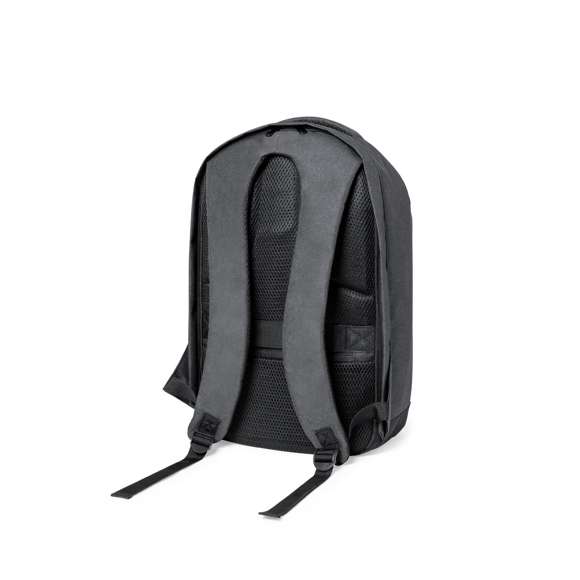 Mochila en resistente poliéster 600D de alta calidad. Con bolsillo antirrobo en la espalda para guardar objetos de valor. Compartimento interior con salida USB para conexión de powerbank -no incluido- y bolsillo exterior con cremallera invisible. Acolchado en asa, parte trasera y cintas para hombros, que además son ajustables. Interior con compartimentos acolchados para ordenador portátil de hasta 15 pulgadas y tablet de hasta 10 pulgadas. Accesorio en espalda para ajuste en trolley.