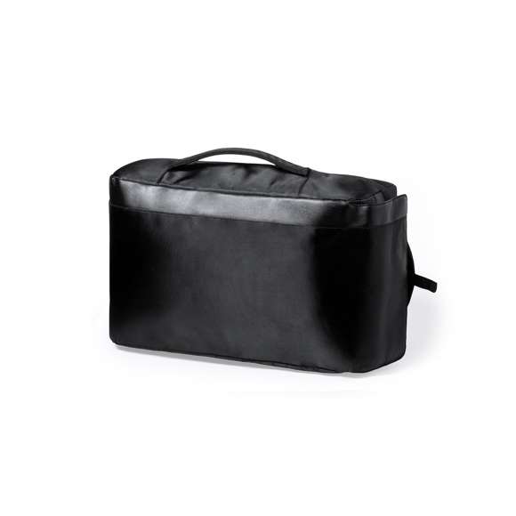  	Elegante mochila fabricada en resistente poliéster con detalles en polipiel. Con gran solapa frontal y compartimento principal con cierre de cremallera de doble tirador. Interior con bolsillos acolchados para tablet de hasta 12 pulgadas y ordenador portátil de hasta 17 pulgadas. Asa de transporte lateral acolchada y accesorio de ajuste en trolley, con bolsillo antirrobo en parte trasera. Espalda y cintas de hombros acolchadas y ajustables.