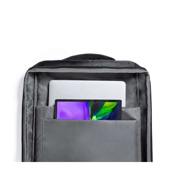  	Elegante mochila fabricada en resistente poliéster con detalles en polipiel. Con gran solapa frontal y compartimento principal con cierre de cremallera de doble tirador. Interior con bolsillos acolchados para tablet de hasta 12 pulgadas y ordenador portátil de hasta 17 pulgadas. Asa de transporte lateral acolchada y accesorio de ajuste en trolley, con bolsillo antirrobo en parte trasera. Espalda y cintas de hombros acolchadas y ajustables.