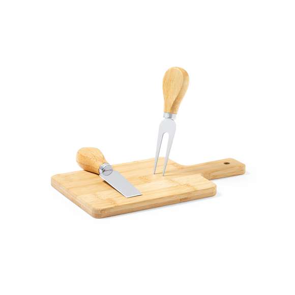 Completo set de quesos de línea nature, fabricado en bambú y acero inoxidable. Incluye tabla de corte y presentación con mango y agujero para colgar, trinchador y cuchillo. Presentado en estuche individual troquelado de cartón reciclado acabado kraft.