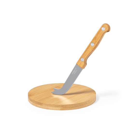 Set de quesos de línea nature, fabricado en bambú y acero inoxidable. Incluye tabla de corte y presentación redonda y cuchillo especial para queso. Presentado en estuche individual troquelado de cartón reciclado acabado kraft.