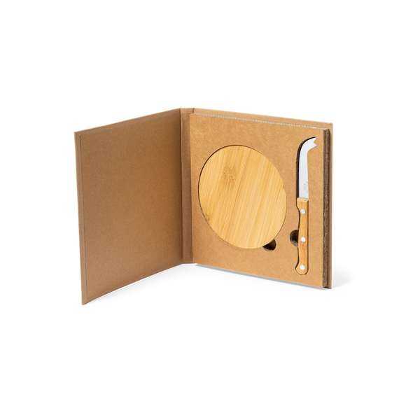 Set de quesos de línea nature, fabricado en bambú y acero inoxidable. Incluye tabla de corte y presentación redonda y cuchillo especial para queso. Presentado en estuche individual troquelado de cartón reciclado acabado kraft.