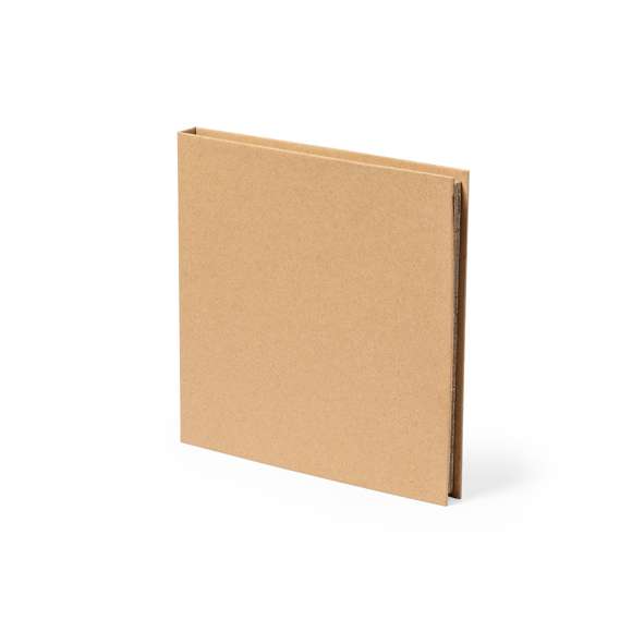 Set de quesos de línea nature, fabricado en bambú y acero inoxidable. Incluye tabla de corte y presentación redonda y cuchillo especial para queso. Presentado en estuche individual troquelado de cartón reciclado acabado kraft.