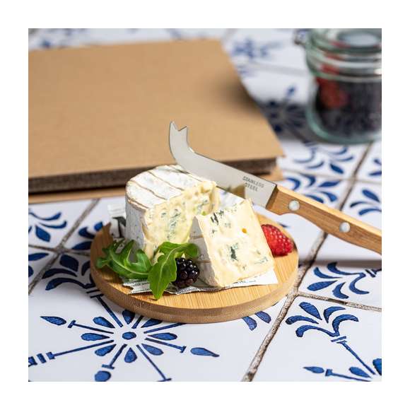 Set de quesos de línea nature, fabricado en bambú y acero inoxidable. Incluye tabla de corte y presentación redonda y cuchillo especial para queso. Presentado en estuche individual troquelado de cartón reciclado acabado kraft.