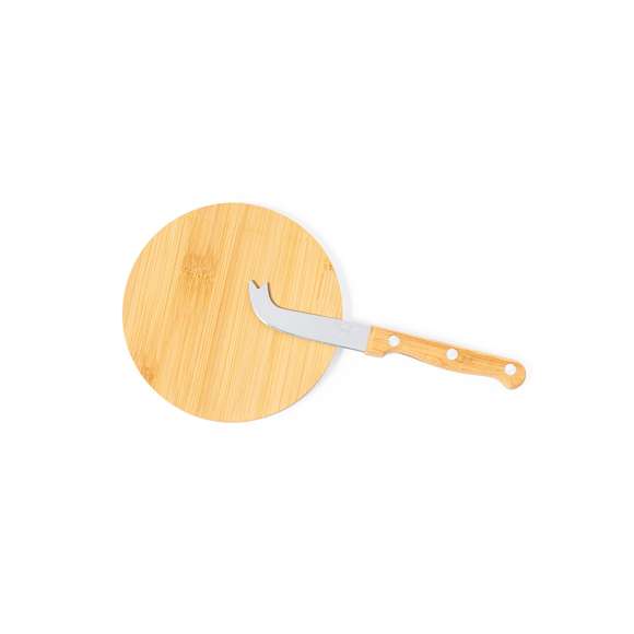 Set de quesos de línea nature, fabricado en bambú y acero inoxidable. Incluye tabla de corte y presentación redonda y cuchillo especial para queso. Presentado en estuche individual troquelado de cartón reciclado acabado kraft.
