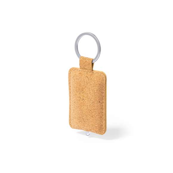 Llavero linterna de línea nature fabricado en corcho natural. Con luz led que se activa presionando el cuerpo del llavero. Con amplia superficie de marcaje y alimentación a pilas (de botón incluidas).