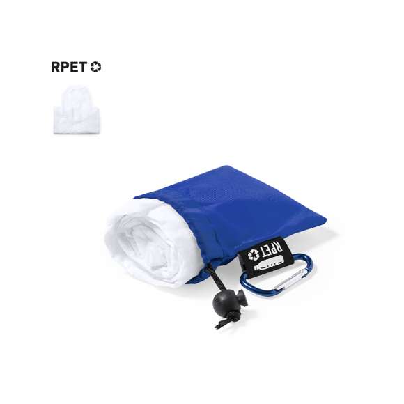 Poncho para adulto en material LDPE. En medidas 102x127cm y presentado en funda de poliéster RPET, elaborado a partir de plástico reciclado, para así fomentar la reutilización de residuos plásticos y ayudar a la sostenibilidad del planeta. Bolsa con mosquetón a juego para fácil transporte y cierre ajustable, disponible en variada gama de colores. Con distintivo RPET en etiqueta exterior.