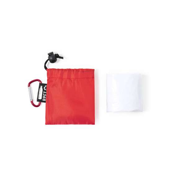 Poncho para adulto en material LDPE. En medidas 102x127cm y presentado en funda de poliéster RPET, elaborado a partir de plástico reciclado, para así fomentar la reutilización de residuos plásticos y ayudar a la sostenibilidad del planeta. Bolsa con mosquetón a juego para fácil transporte y cierre ajustable, disponible en variada gama de colores. Con distintivo RPET en etiqueta exterior.