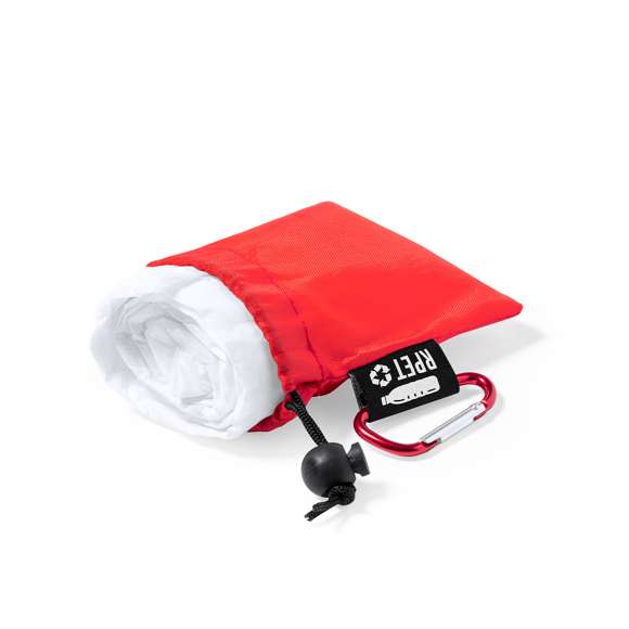 Poncho para adulto en material LDPE. En medidas 102x127cm y presentado en funda de poliéster RPET, elaborado a partir de plástico reciclado, para así fomentar la reutilización de residuos plásticos y ayudar a la sostenibilidad del planeta. Bolsa con mosquetón a juego para fácil transporte y cierre ajustable, disponible en variada gama de colores. Con distintivo RPET en etiqueta exterior.