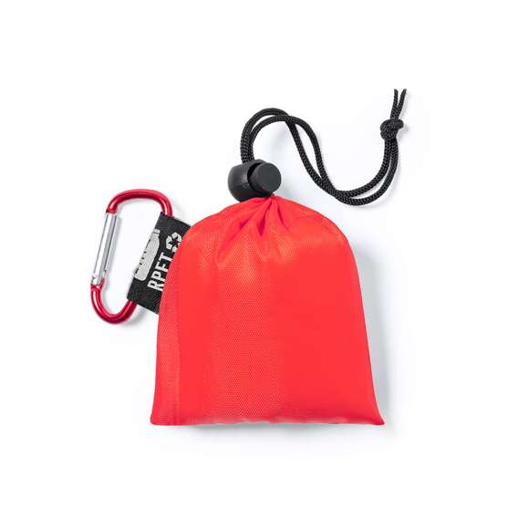 Poncho para adulto en material LDPE. En medidas 102x127cm y presentado en funda de poliéster RPET, elaborado a partir de plástico reciclado, para así fomentar la reutilización de residuos plásticos y ayudar a la sostenibilidad del planeta. Bolsa con mosquetón a juego para fácil transporte y cierre ajustable, disponible en variada gama de colores. Con distintivo RPET en etiqueta exterior.