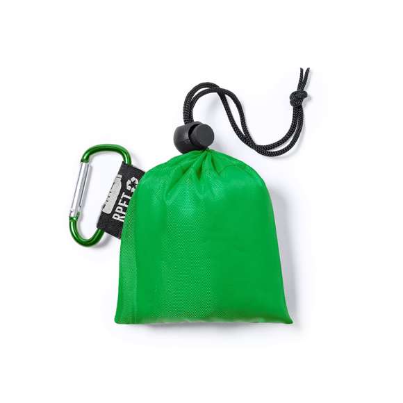 Poncho para adulto en material LDPE. En medidas 102x127cm y presentado en funda de poliéster RPET, elaborado a partir de plástico reciclado, para así fomentar la reutilización de residuos plásticos y ayudar a la sostenibilidad del planeta. Bolsa con mosquetón a juego para fácil transporte y cierre ajustable, disponible en variada gama de colores. Con distintivo RPET en etiqueta exterior.