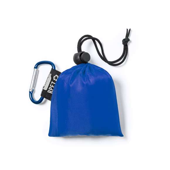 Poncho para adulto en material LDPE. En medidas 102x127cm y presentado en funda de poliéster RPET, elaborado a partir de plástico reciclado, para así fomentar la reutilización de residuos plásticos y ayudar a la sostenibilidad del planeta. Bolsa con mosquetón a juego para fácil transporte y cierre ajustable, disponible en variada gama de colores. Con distintivo RPET en etiqueta exterior.