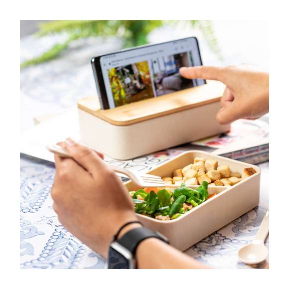 Original set de fiambreras de 1,4l en resistente material PP veteado libre de BPA. Original tapa de bambú con soporte para smartphone integrado. Dos compartimentos, cada uno de 700 ml de capacidad y compartimento interior con tenedor, cuchara y cuchillo. Incluye cinta de seguridad exterior. Certificación Food Grade, garantizando la seguridad cuando los alimentos entran en contacto con el material usado para fabricar el producto.