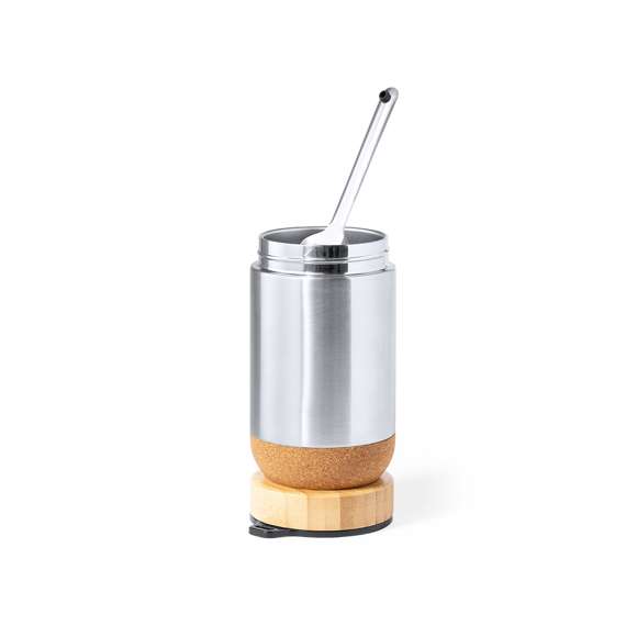 Fiambrera de línea nature y 450 ml de capacidad. Cuerpo en acero inox, con base de corcho para mantener la temperatura y tapón de seguridad en bambú, con accesorio de fijación para la cuchara de acero inox (incluida). Presentada en caja individual de diseño eco en cartón kraft.