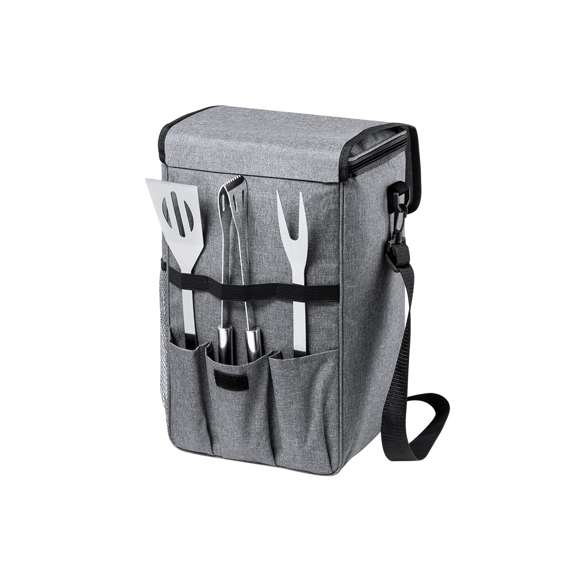 Set de barbacoa con 3 accesorios. Incluye:  Bolsa de transporte/nevera fabricada en resistente poliéster RPET 300D, elaborado a partir de plástico reciclado, para así fomentar la reutilización de residuos plásticos y ayudar a la sostenibilidad del planeta. Con cinta para hombro ajustable de cierre de mosquetón e interior isotermo en PEVA, para conservar la temperatura de los alimentos. Distintivo RPET en etiqueta etiqueta exterior.  Paleta, pinzas y trinchador metálicos, con mangos en color negro.