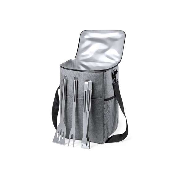 Set de barbacoa con 3 accesorios. Incluye:  Bolsa de transporte/nevera fabricada en resistente poliéster RPET 300D, elaborado a partir de plástico reciclado, para así fomentar la reutilización de residuos plásticos y ayudar a la sostenibilidad del planeta. Con cinta para hombro ajustable de cierre de mosquetón e interior isotermo en PEVA, para conservar la temperatura de los alimentos. Distintivo RPET en etiqueta etiqueta exterior.  Paleta, pinzas y trinchador metálicos, con mangos en color negro.