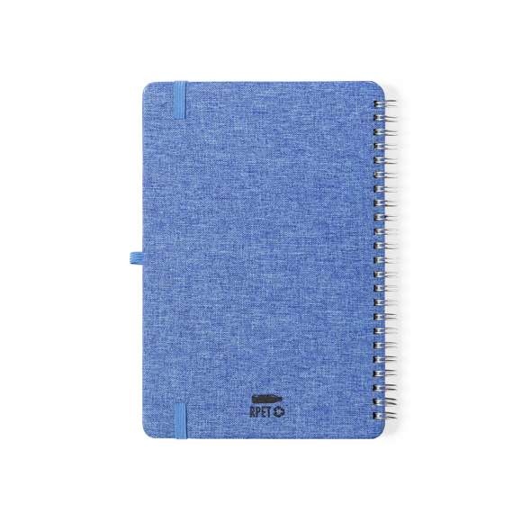  	Libreta soporte de anillas de línea nature. Tapas rígidas fabricadas en resistente material RPET 300D, elaborado a partir de plástico reciclado. Con original soporte para smartphone y tablet integrado en la portada y fabricado en caña de trigo. Incluye elástico de cierre y soporte para bolígrafo a juego. 70 hojas interiores con disposición a una raya y disponible en variada gama de colores. Con distintivo RPET en contraportada y presentada en bolsa individual reciclada.