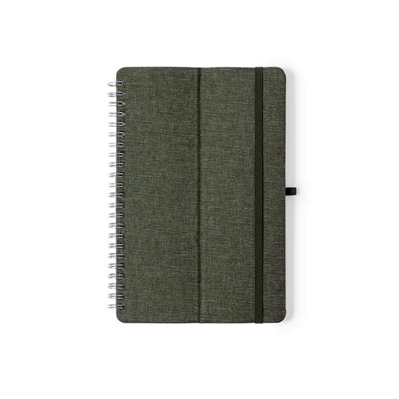  	Libreta soporte de anillas de línea nature. Tapas rígidas fabricadas en resistente material RPET 300D, elaborado a partir de plástico reciclado. Con original soporte para smartphone y tablet integrado en la portada y fabricado en caña de trigo. Incluye elástico de cierre y soporte para bolígrafo a juego. 70 hojas interiores con disposición a una raya y disponible en variada gama de colores. Con distintivo RPET en contraportada y presentada en bolsa individual reciclada.
