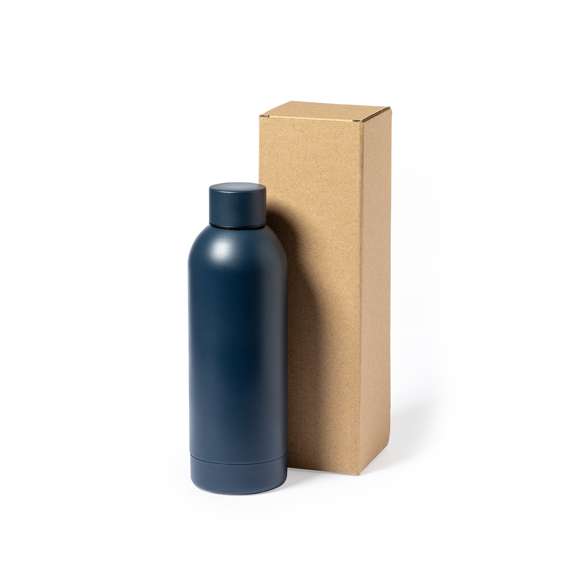  	Caja de presentación especialmente diseñada para bidones. Tamaño 8x26,7x8 cm y fabricada en cartón reciclado corrugado de acabado kraft. En línea con la tendencia del mercado hacia la sostenibilidad integral del regalo, ofreciendo soluciones de origen reciclado con el fin de ayudar a la mejora y conservación de nuestro planeta.