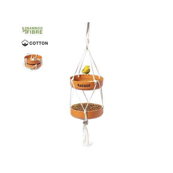 Comedero colgante para pájaro. Con dos recipientes fabricados en fibra de bambú (medidas 15 x 4 cm cada uno) y resistente cuerda de algodón natural. Presentación en caja individual de diseño kraft.
