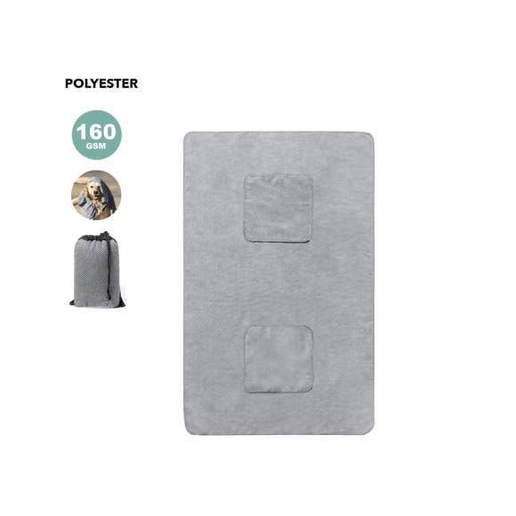 Toalla para mascotas fabricada en resistente poliéster de 160g/m2. Medida 66 x 106 cm, con dos prácticos bolsillos para las manos, facilitando así el secado de la mascota. Presentación en funda individual de redecilla con cierre de cordón y ajustador.