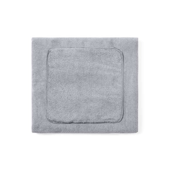 Toalla para mascotas fabricada en resistente poliéster de 160g/m2. Medida 66 x 106 cm, con dos prácticos bolsillos para las manos, facilitando así el secado de la mascota. Presentación en funda individual de redecilla con cierre de cordón y ajustador.