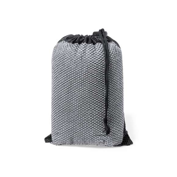 Toalla para mascotas fabricada en resistente poliéster de 160g/m2. Medida 66 x 106 cm, con dos prácticos bolsillos para las manos, facilitando así el secado de la mascota. Presentación en funda individual de redecilla con cierre de cordón y ajustador.