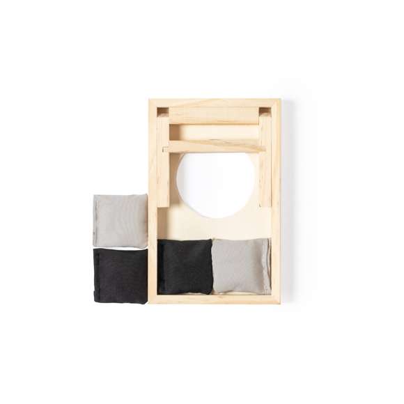 Juego de habilidad fabricado en resistente madera de pino. Base con agujero y 4 saquitos rellenos arena en 2 colores. Presentación en caja individual de diseño kraft.