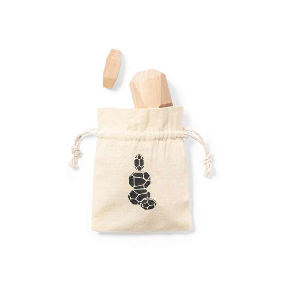 Juego de habilidad fabricado en resistente madera natural de pino. Set de 4 piezas de distintos tamaños, en bolsa de transporte 100% algodón con cordones de cierre a juego. Presentación en caja individual de diseño kraft.