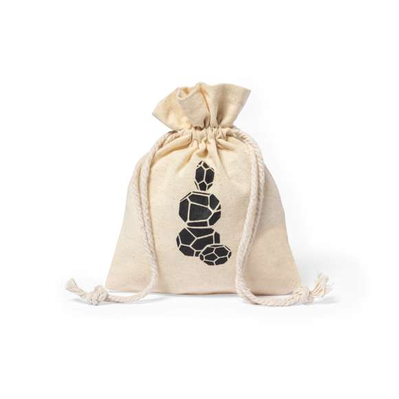 Juego de habilidad fabricado en resistente madera natural de pino. Set de 4 piezas de distintos tamaños, en bolsa de transporte 100% algodón con cordones de cierre a juego. Presentación en caja individual de diseño kraft.