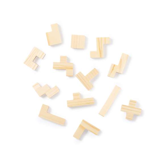 Juego de habilidad fabricado en resistente madera. Con 13 piezas en caja de madera con tapa. Presentación en caja individual de diseño kraft.