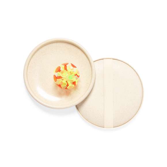  	Juego de pelota y palas de disco. Incluye pelota con ventosas y palas de disco lisas, fabricadas en resistente caña de trigo, con cinta elástica para las manos a juego. 	 	La caña de trigo fomenta la utilización de materias primas naturales, reduciendo así las emisiones contaminantes.