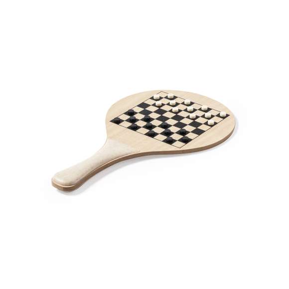 Par de palas de playa con tableros integrados de ajedrez, damas y parchís. Fabricadas en madera, con mango recubierto en caña de trigo y pelota también en caña de trigo. Incluye figuras de ajedrez, fichas de damas, fichas de parchís y dados. Set presentado en mochila individual 100% algodón con cuerdas de cierre a juego.La caña de trigo fomenta la utilización de materias primas naturales, reduciendo así las emisiones contaminantes.
