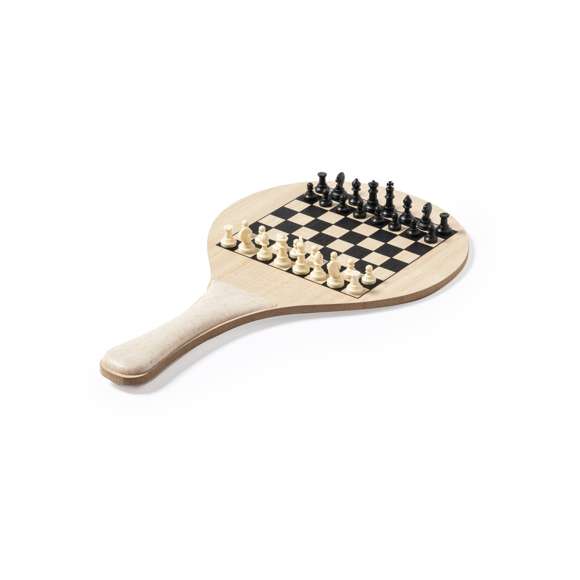 Par de palas de playa con tableros integrados de ajedrez, damas y parchís. Fabricadas en madera, con mango recubierto en caña de trigo y pelota también en caña de trigo. Incluye figuras de ajedrez, fichas de damas, fichas de parchís y dados. Set presentado en mochila individual 100% algodón con cuerdas de cierre a juego.La caña de trigo fomenta la utilización de materias primas naturales, reduciendo así las emisiones contaminantes.