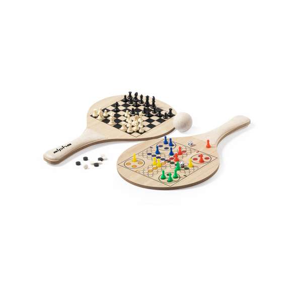 Par de palas de playa con tableros integrados de ajedrez, damas y parchís. Fabricadas en madera, con mango recubierto en caña de trigo y pelota también en caña de trigo. Incluye figuras de ajedrez, fichas de damas, fichas de parchís y dados. Set presentado en mochila individual 100% algodón con cuerdas de cierre a juego.La caña de trigo fomenta la utilización de materias primas naturales, reduciendo así las emisiones contaminantes.