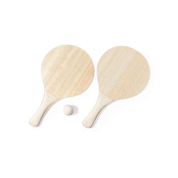 Par de palas de playa con tableros integrados de ajedrez, damas y parchís. Fabricadas en madera, con mango recubierto en caña de trigo y pelota también en caña de trigo. Incluye figuras de ajedrez, fichas de damas, fichas de parchís y dados. Set presentado en mochila individual 100% algodón con cuerdas de cierre a juego.La caña de trigo fomenta la utilización de materias primas naturales, reduciendo así las emisiones contaminantes.