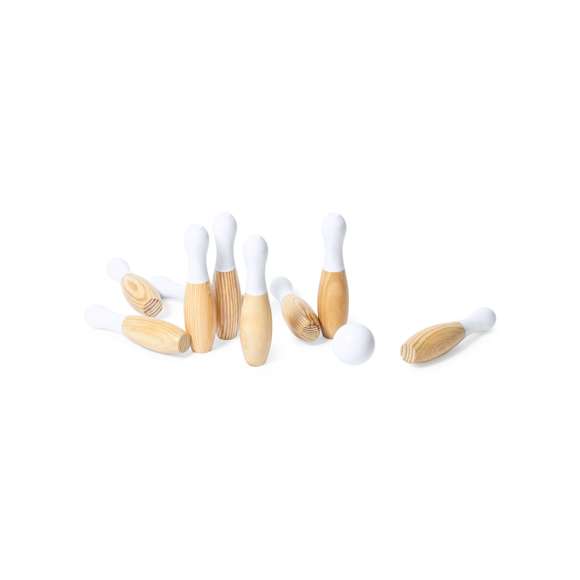Juego de bolos fabricados en resistente madera natural de pino, con parte superior de cada bolo lacada en blanco. Set de 9 bolos y 3 bolas de color blanco, en bolsa de transporte 100% algodón, con cordón de cierre a juego. Presentación en caja individual de diseño kraft, con manual de instrucciones en español e inglés.